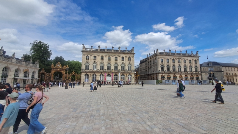 20250529_151043.jpg - Wir beginnen dann die Runde auf dem Place Stanislas. Im Bild die Opéra national de Nancy-Lorraine und rechts daneben das Grand Hotel.