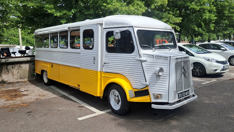 20250529_152641.jpg - ...wo wir diesen schicken Citroen-HY sehen. Wow, das Teil ist als Wohnmobil ausgebaut und auffällig lang! *COOL*Im Dixi zurück, gehen wir duschen und machen dann einen "gemütlichen". Wow, das war echt anstrengend! Guddnacht!