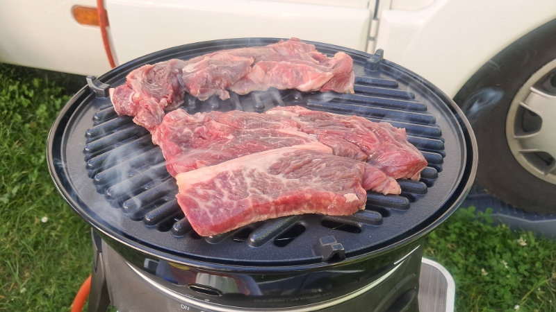 20250530_175821.jpg - Am Abend hauen wir uns dann ein paar Rindersteaks auf den Grill...