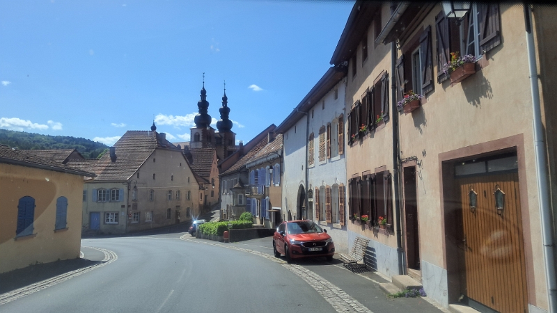 20250531_111520.jpg - ...fahren wir durch den Ort...