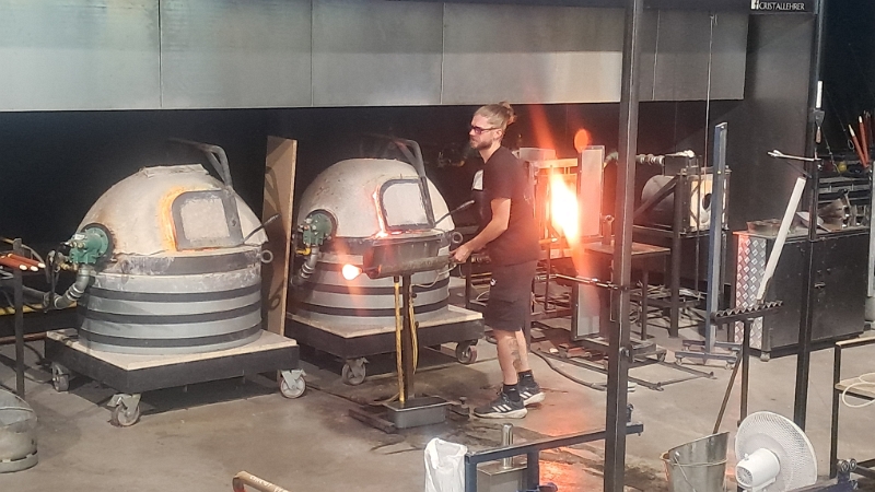 20250601_110607.jpg - Hier wird gerade gezeigt, wie das mit dem Glasblasen funktioniert.