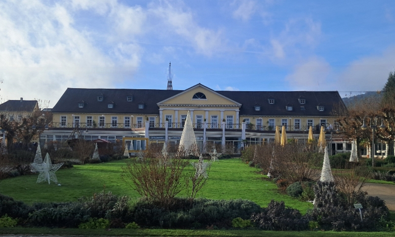 20251129_114429.jpg - ...zum oberen Kurpark, hinter dem Kurhaus bzw. der Spielbank, um...