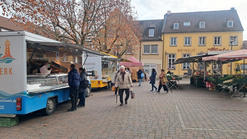 20251129_121037.jpg - Im Anschluss schlendern wir über den Wochenmarkt und holen uns leckeres Brot.