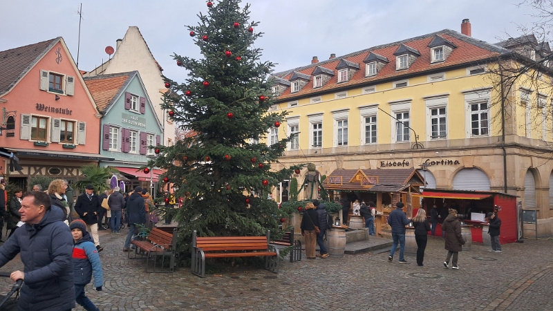 20251129_122049.jpg - Wieder zurück auf dem Römerplatz...