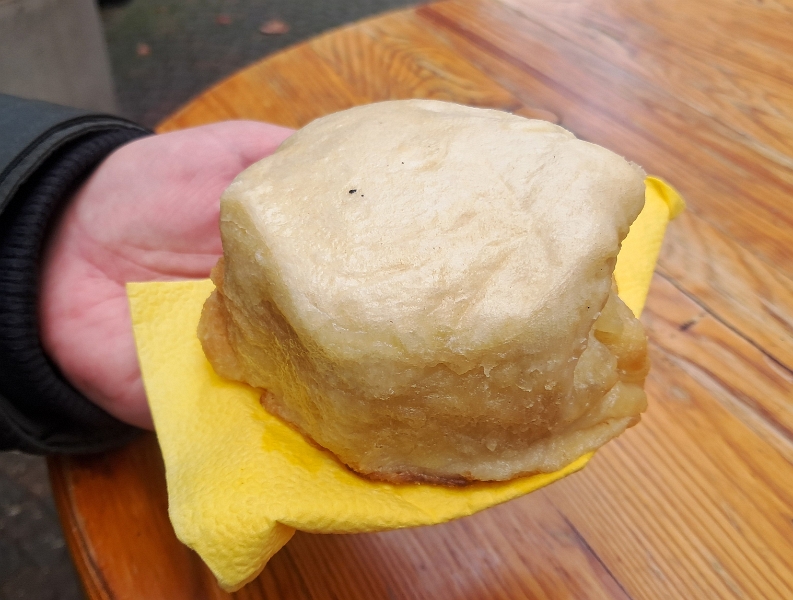 20251129_123819.jpg - ...sowie eine leckere Dampfnudel. Auch die ist ein guter Grund, den Bad Dürkheimer Weihnachtsmarkt zu besuchen.