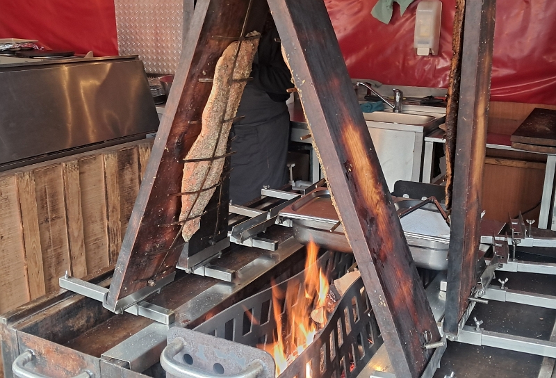 20251129_124238.jpg - Nun schauen wir uns die restlichen Buden in aller Ruhe einmal an.