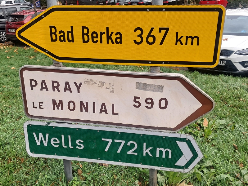 20251129_125550.jpg - Auf dem "Heimweg" zurück zum Dixi kommen wir an diesem "Partnerstädte-Wegweiser" vorbei.