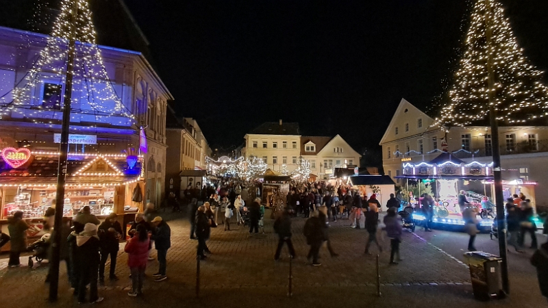 20251129_173404.jpg - ...und mittlerweile viel mehr Menschen unterwegs sind.