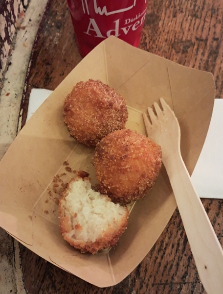 20251129_181536.jpg - ...dazu dann noch frittierte Milchreisbällchen mit Zimt und Zucker.