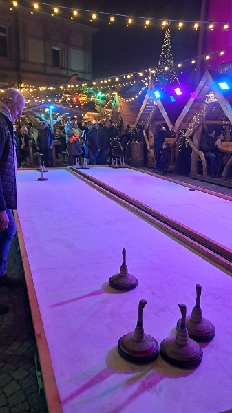 20251129_183331.jpg - Wir schauen noch kurz beim Eisstockschießen zu...