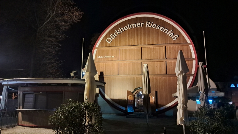 20251129_184359.jpg - ...vorbei am Fass zum Dixi.