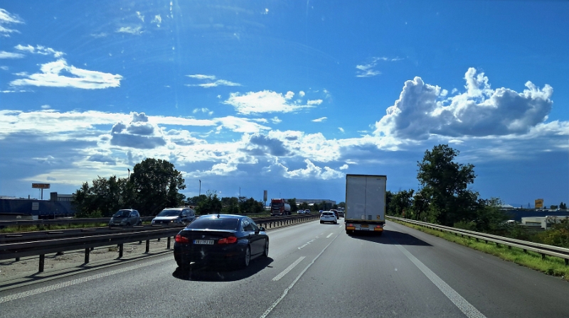 20250829_164508.jpg - Kurz nach 16 Uhr starten wir also ins Wochenende! Vor der REheinbrücke bei Speyer gibt es einen kleinen Stau...
