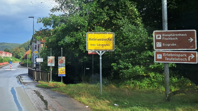 20250829_175225.jpg - Wir erreichen Hinterweidenthal.Och Nööö, der Stellplatzz ist wegen einer Veranstaltung gesperrt! :-(