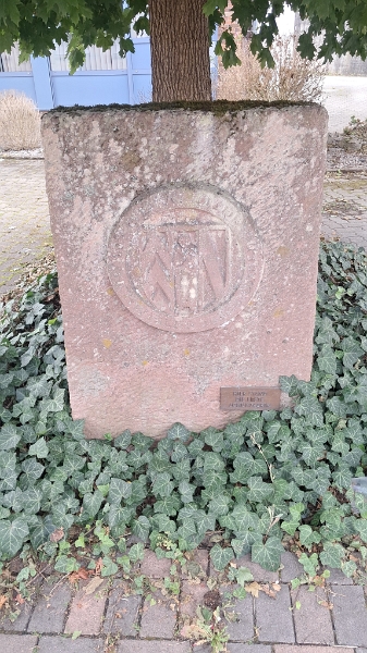 20250830_112126.jpg - Im Ort finden wir ein Denkmal von der ersten Schuhfabrik des Ortes.