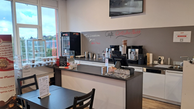 20250830_125619.jpg - Ein Cafe gibts auch.