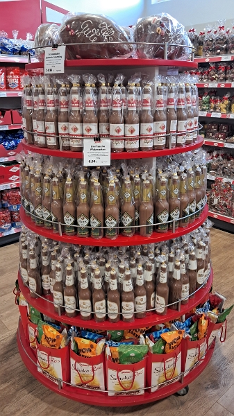 20250830_130443.jpg - Wahnsinn, was es hier alles aus Schokolade gibt!?! *STAUN*