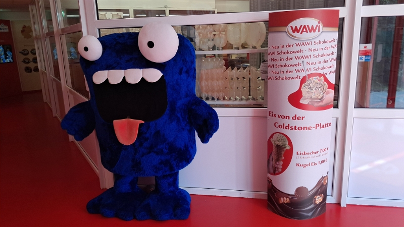 20250830_132149.jpg - Der sabbert mindestens genauso wie ich!Mit einer gut gefüllten Tasche voller leckereien verlassen wir nun das Schoko-Werk...