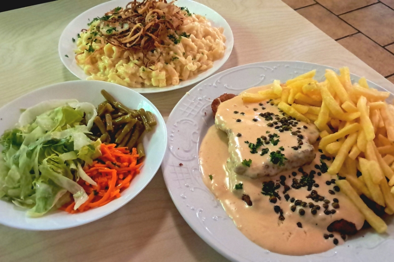 20250830_145451.jpg - Hui, dann stehen ein Salat, Käsespätzle und ein Pfefferrahm-Schnitzel vor uns.WOW! Kompliment! Das war alles sooo lecker *TOP*
