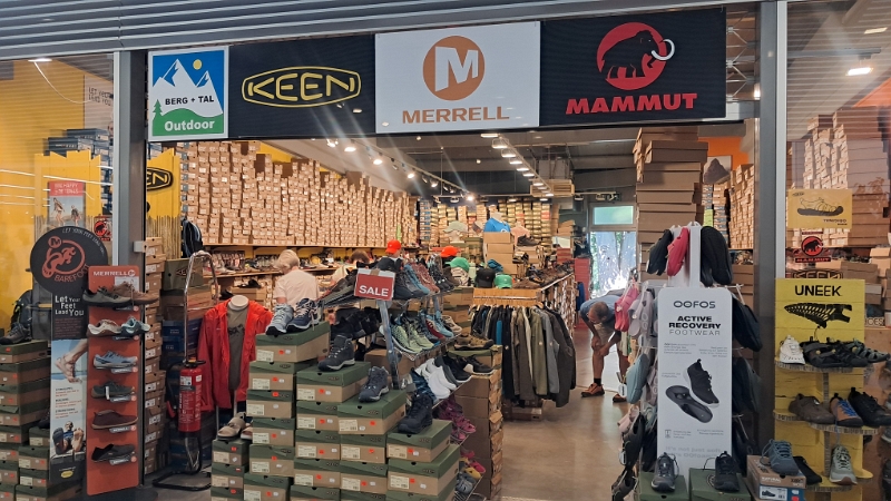 20250831_132244.jpg - Hier gibt es viele Schuhe...