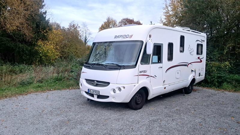 20251031_165616.jpg - ...stellen uns auf den Stellplatz...