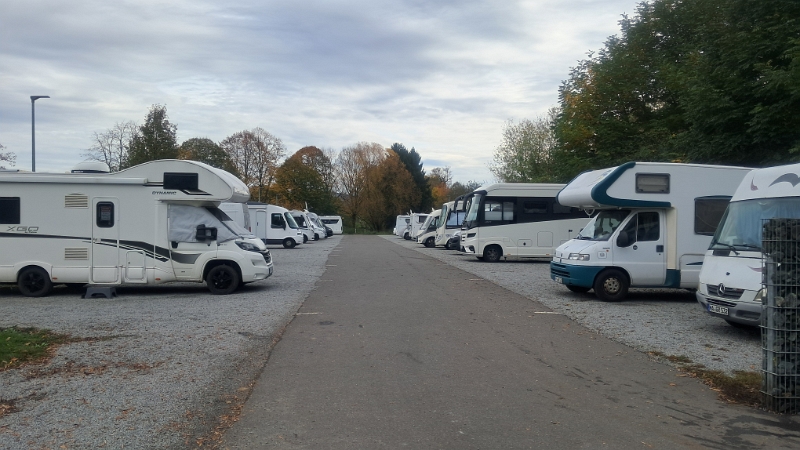 20251101_105518.jpg - Wow, am späten Nachmittag ist der Platz schon recht gut besucht und es sind nur noch ein paar Plätze frei!