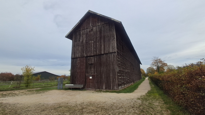 20251101_111840.jpg - ...zu der alten Tabakscheune...