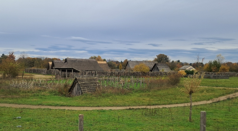 20251101_113746.jpg - ...sowie dem "Freilichtlabor Lauresham", welches leider über Winter geschlossen ist...