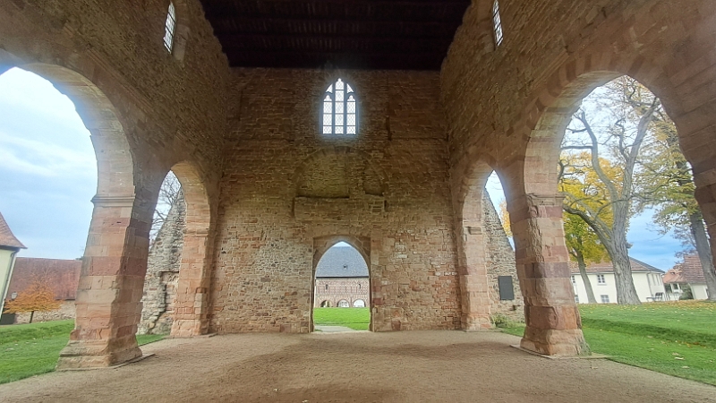 20251101_115045.jpg - ...das Kirchenfragment.