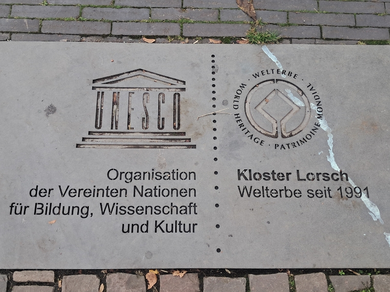 20251101_115454.jpg - Nun erreichen wir das "Highlight" von Lorsch, das Unesco Welterbe Kloster Lorsch.