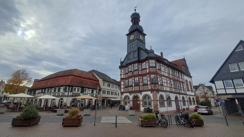 20251101_115630.jpg - Vor dem Rathaus...