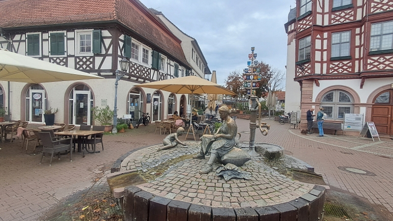 20251101_115740.jpg - ...befindet sich der Tabakbrunnen.