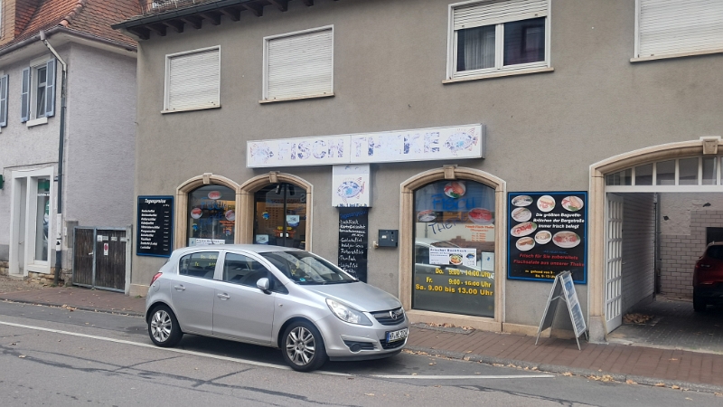 20251101_121814.jpg - ...aber nicht ohne ein Fischbrötchen bei der "Fischtheke" mitzunehmen! ;-)