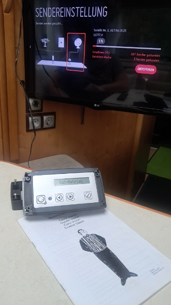 20251101_142550.jpg - Im Dixi zurück, wo wir uns um Sendereinstellungen, Sat-Anlagen-Updates und Optimierung des "Großen und Ganzen" kümmern. :-(