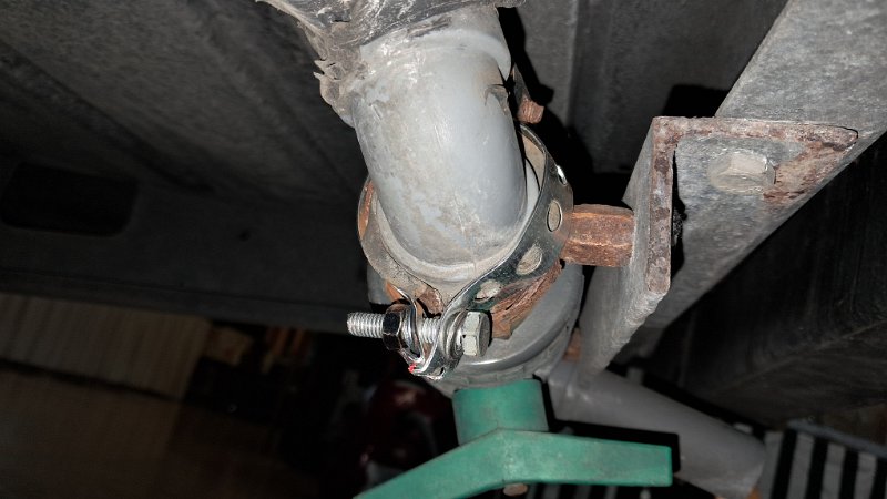 20260605_191332.jpg - Nja, es ist nur eine Rohrschlauchschelle die sich etwas aufgelöst hat.Ich habe das mal eben schnell mit einem Lochband gefixt und werde das beim nächsten mal "richtig" reparieren. Vorerst hält das! ;-)