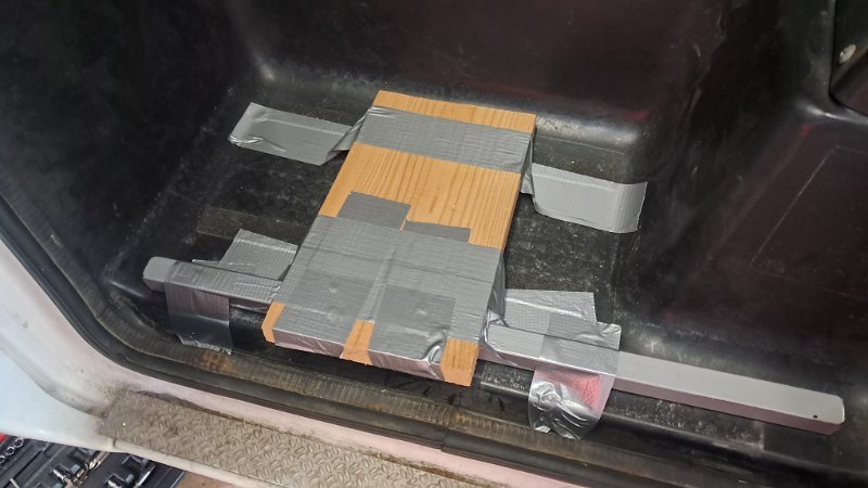 20260606_123939.jpg - Damit es nicht weiter reißt, habe ich dieses "Konstrukt" gebastelt. *LACH*Demnächst werde ich das mit einem Riffelblech befestigen und verstärken.