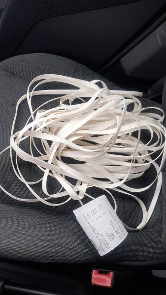 IMG-20260603-WA0001.jpg - Vor einiger Zeit hat sich ein Leistenfüller auf der Beifahrerseite gelöst und wurde provisorisch mit Klebeband befestigt. ;-) Zum Glück konnte ich heute bei einem Womo-Händler in Mannheim 14 Meter ergattern.