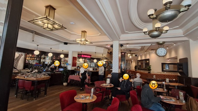 20260403_135117.jpg - Wir lassen uns in der Brasserie nieder...