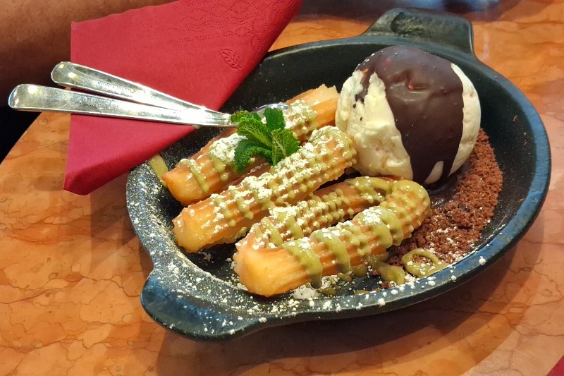 20260403_140158.jpg - Leckere Churros mit Eiscreme!!!Nun fahren wir mit dem Bus wieder zurück zum Dixi...