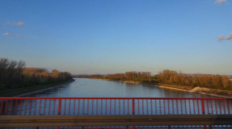 DSC06690.JPG - Das lange Osterwochenende steht bevor und logischerweise wollen wir mal endlich mal wieder mit dem Dixi wegRelativ spät sind wir gestern Abend losgefahren und kommen bei Sandhofen über den Rhein...