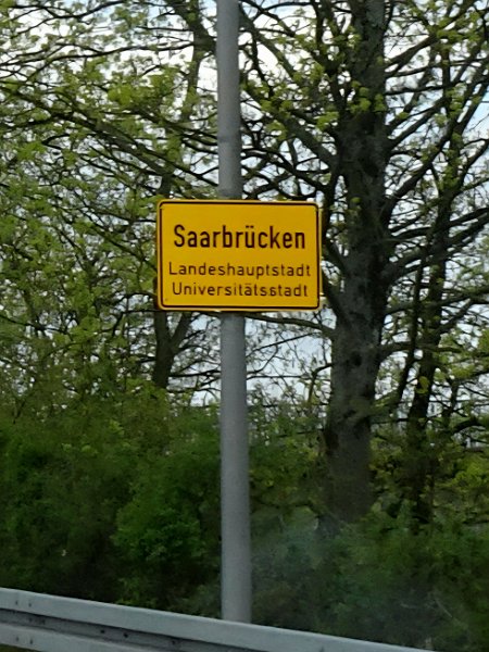 DSC06761.JPG - Kurz darauf landen wir in der Landeshauptstadt Saarbrücken...
