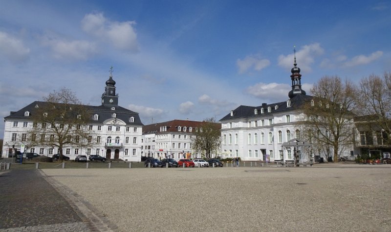 DSC06829.JPG - ...kommen wir über die Saar hinauf zum Schlossplatz.
