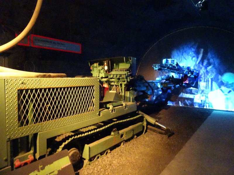 DSC07044.JPG - Hier bekommen wir gezeigt, wie die "Wege" zu der Kohle "gebaut" werden.