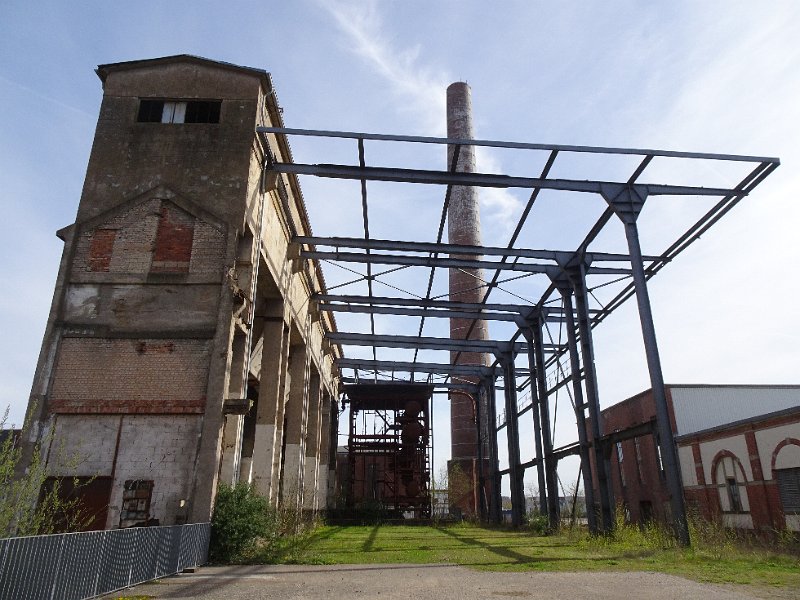 DSC07185.JPG - Links im Bild ist das Kesselhaus, rechts das Maschinenhaus und die Kompressorhalle. Im Hintergrund ist das Fördermaschinenhaus von Schacht IV.