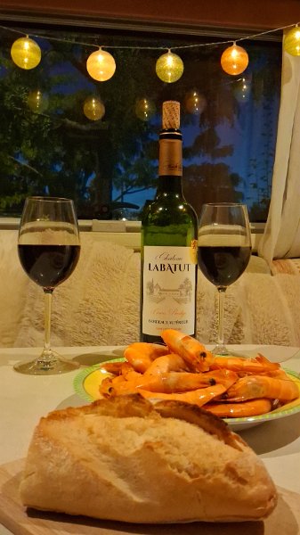 20261002_194924.jpg - Angekommen. Wir haben uns mal wieder Crevetten, Baguette und Rotwein gegönnt.