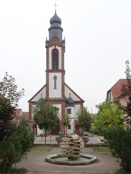 DSC08813.JPG - ...und zur katholischen Kirche.