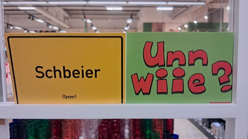 20260704_115913.jpg - Am nächsten Tag sind wir in den nahe gelegenen Edeka gelaufen und haben etwas "geshoppt".Ahjo, mer sinn in Schbeier unn hawwe uns nadeerlich zwee Flasche Riesling mitgenumme, die heit Owend zu Woischorle veredelt werre! ;-) Wääsch wie ich määhn, Männel?