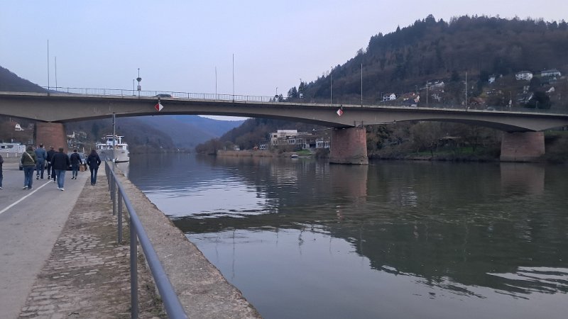 20260306_180657.jpg - Immerhin ist der Platz kostenlos und direkt am Wasser.