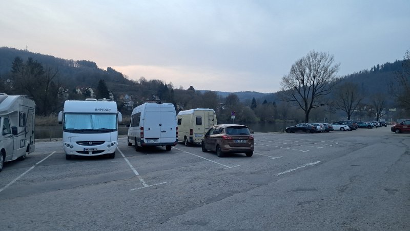 20260306_181210.jpg - Wir zum Glück nicht weit weg und kommen daher recht schnell nach Eberbach am Neckar.Eigentlich wollten wir auf der anderen Neckarseit auf den Stellplatz im "Grünen". Jedoch sind die Plätze mit gelagerten Baumstämmen besetzt und die V/E-Anlage ist defekt bzw. nicht mehr vorhanden.Auf einer zugemüllten "Hundewiese" wollen wir auch nicht bleiben, also sind wir auf diesen Platz gefahren.
