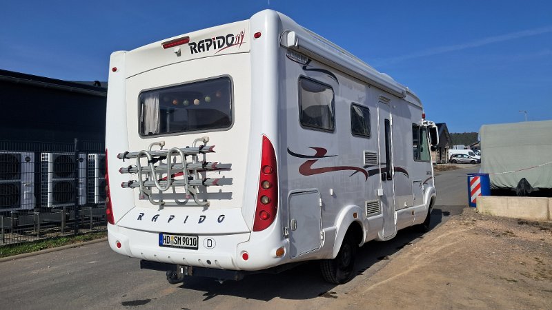 20260307_142552.jpg - ...hier gibt es eine gute Waschbox mit "Rampe" wo wir endlich das Salz vom Winter runterspülen.Das Dixi ist nun mal halbwegs sauber! ;-)