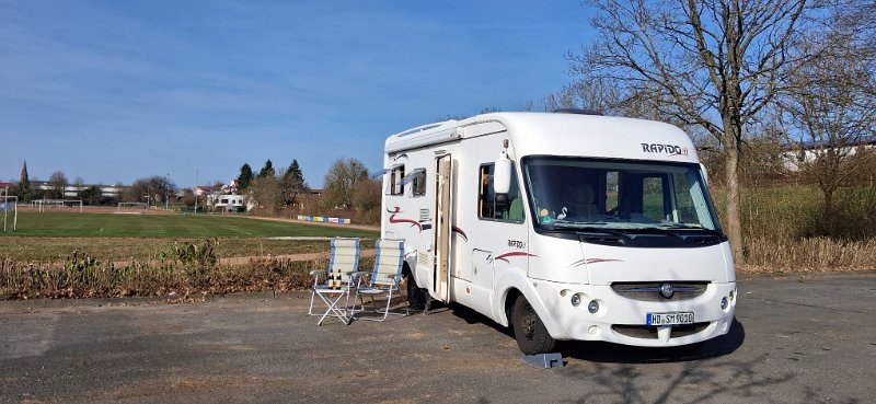 20260307_151455.jpg - Nach der Waschanlage haben wir uns ein paar schmucke Schmucker gekauft und geniesen die nun in der Sonne vorm Dixi.Achja, wir sind auf dem Stellplatz in Beerfelden, wo wir die nächste NAcht bleiben.